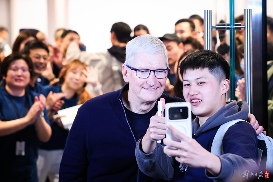 库克现身,为苹果上海静安店揭幕_腾讯新闻