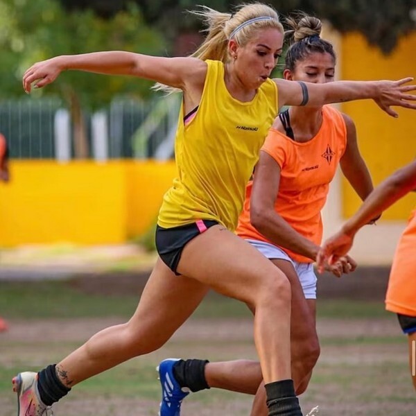 30岁阿根廷女足球员兼模特遭丈夫殴打后殒命7岁儿子就在隔壁房间