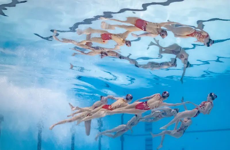 中国花游集体项目夺金,姑娘们曾经历肋骨被砸断,鼻梁骨折