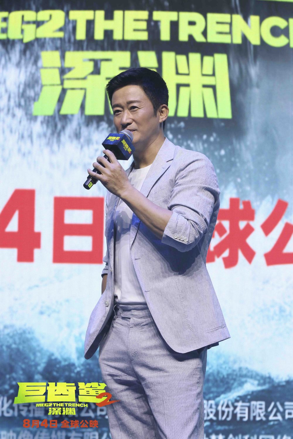 与吴京聚首"巨齿鲨",杰森·斯坦森:想下次一起拍直升机戏-腾讯新闻