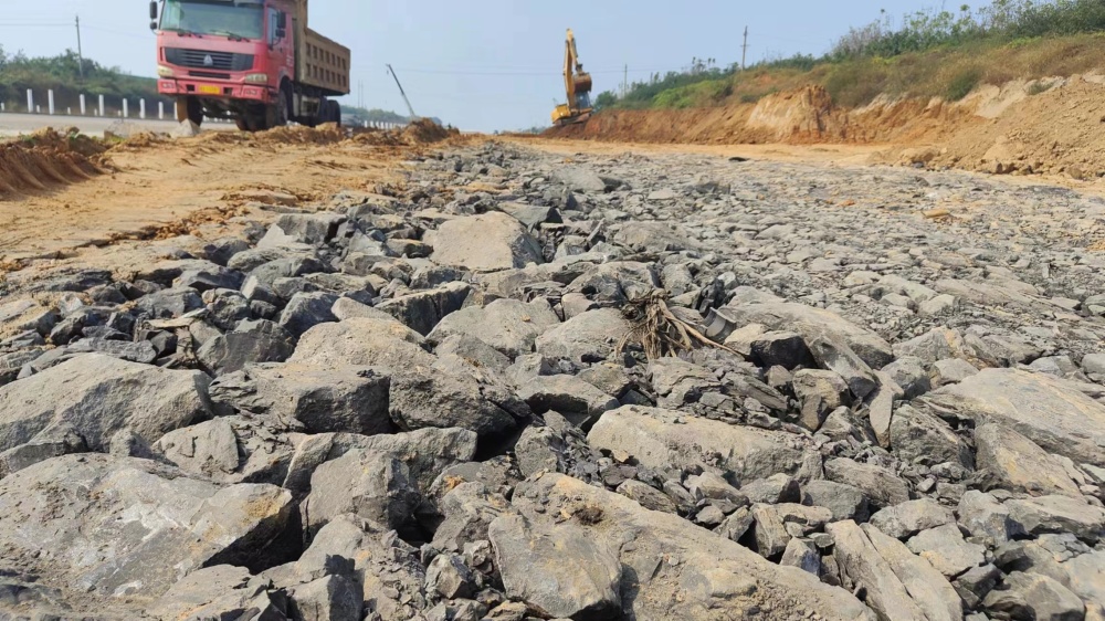 河南一省道沿线出现大量黑矿渣，村民：大车半夜偷倒，私家车打掩护