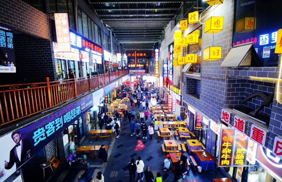 如果想吃更多地道的遵义美食小吃,可以去新蒲林达美食街区,这条美食街