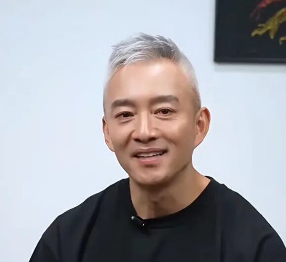知名主持人突然宣布复出！已满头白发_腾讯新闻