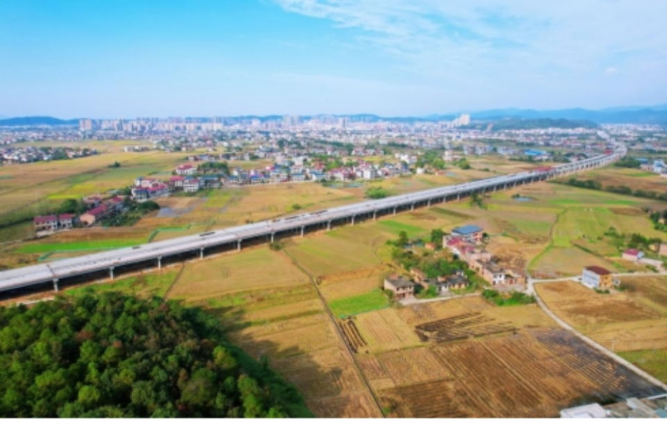 近日,茶常高速项目传来喜讯,稻田公园特大桥桥面铺装施工作业已圆满