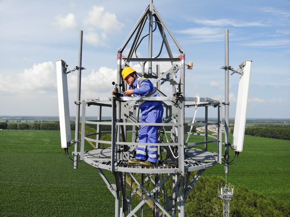 7月13日,位于肇东市的哈齐高铁12号基站铁路通信铁塔上,魏巍进行维护