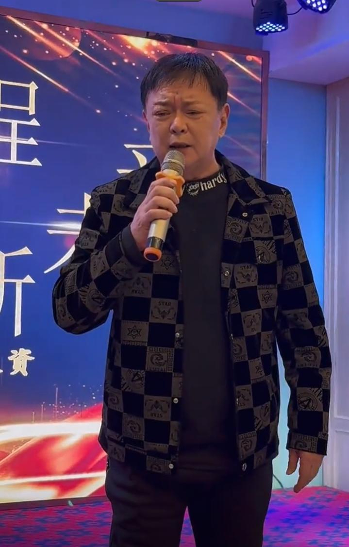 67岁迟志强罕见现身,在杜旭东别墅吃饭,茅台成箱喝脸都红了
