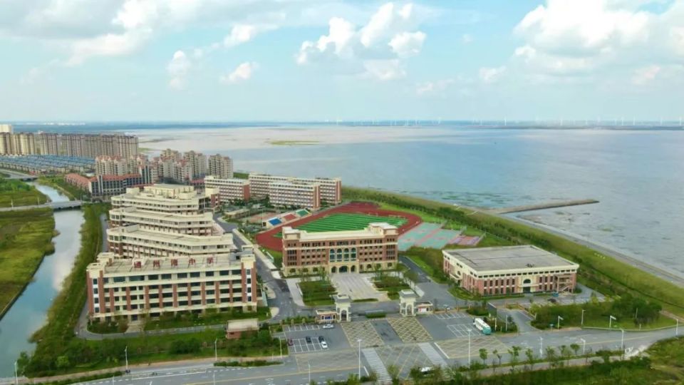 通州湾中学是南通市通州湾示范区党工委,管委会倾力打造的区内唯一的