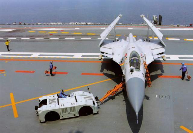 航母的特制牵引车,确保安全停靠的关键,值得特别关注