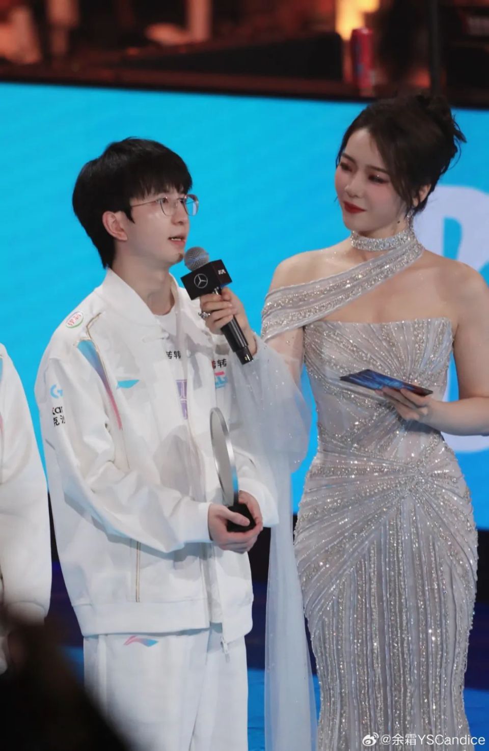 【lpl老婆】余霜采访华丽晚礼服,后台不忘和泽元秀恩爱