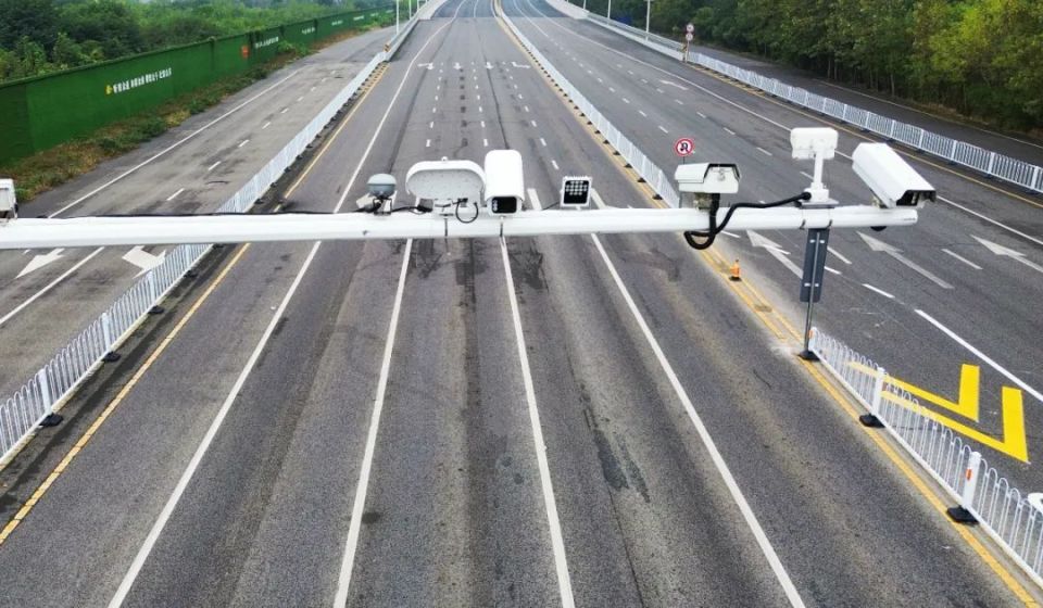 邳州交警放大招炸街党飙到哪儿电子眼就跟到哪儿