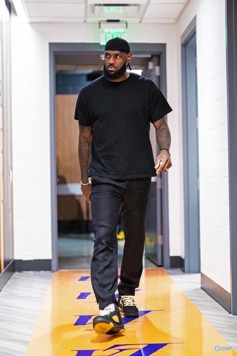 詹姆斯今日上脚aj5观赛 为即将发售的联名款-腾讯新闻