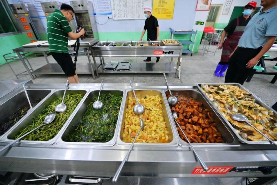 自助取餐,8元六菜一汤,定期新菜品……南安这所学校食堂好评不断!