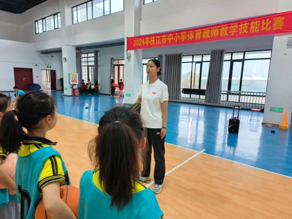 刚走上教师岗位时,学校安排了带教老师帮带我,我也通过网络或者校外