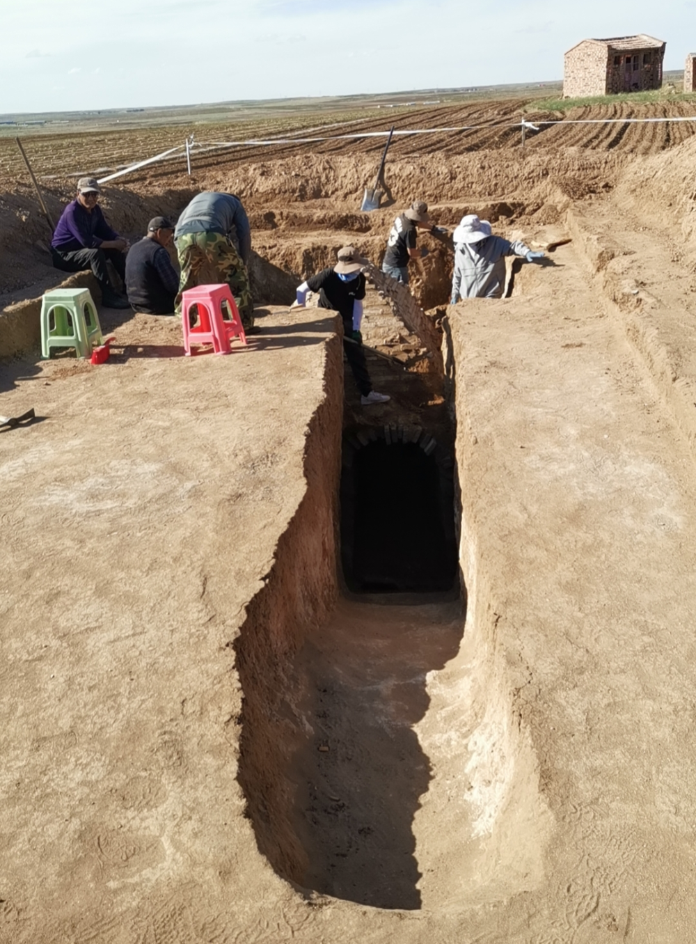 位于村子北面的一条村道边的田地里,尽管抢救性发掘后的古墓已被回填