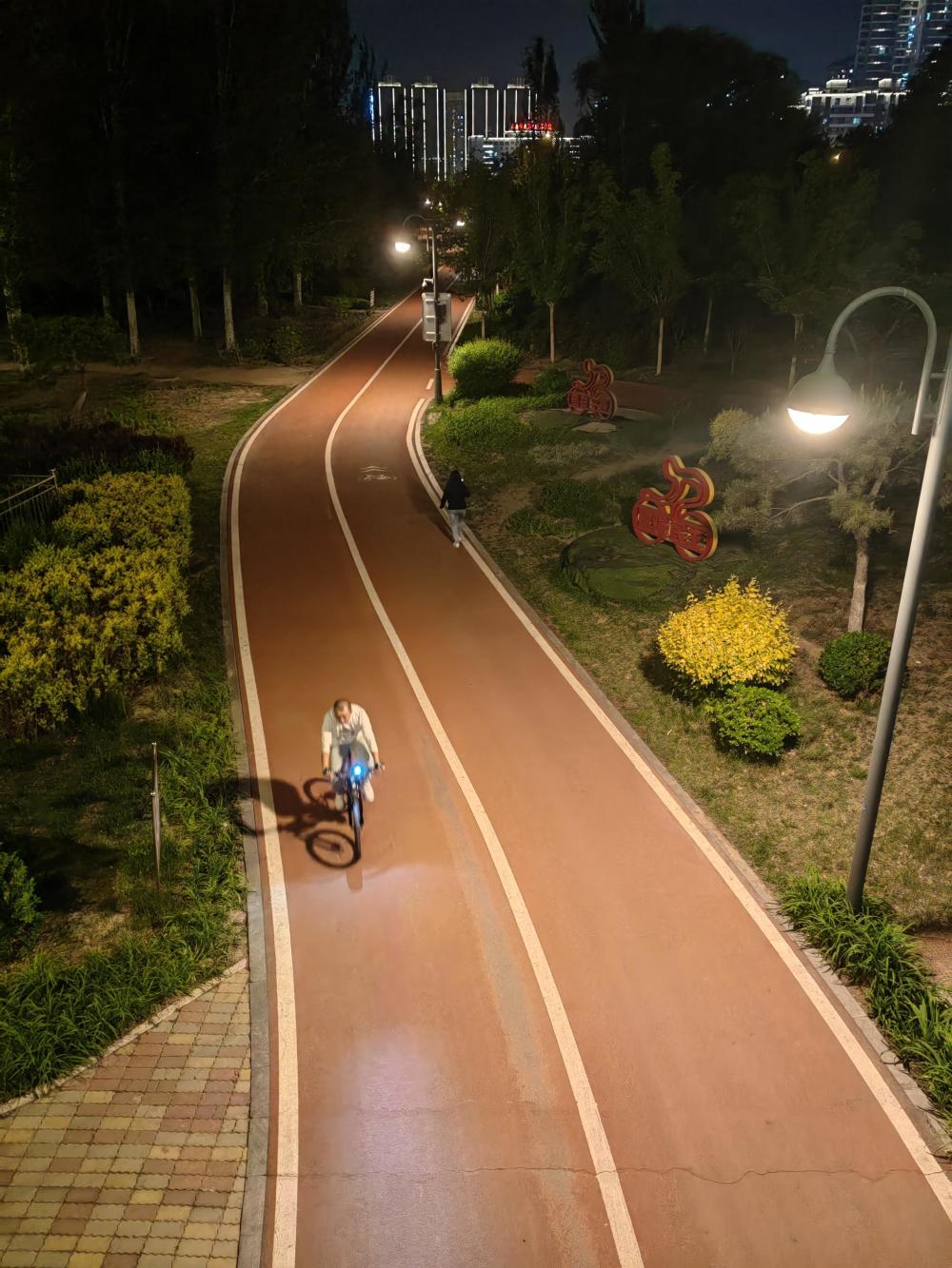 太原人 夜间骑行虽惬意 安全要点不忽视