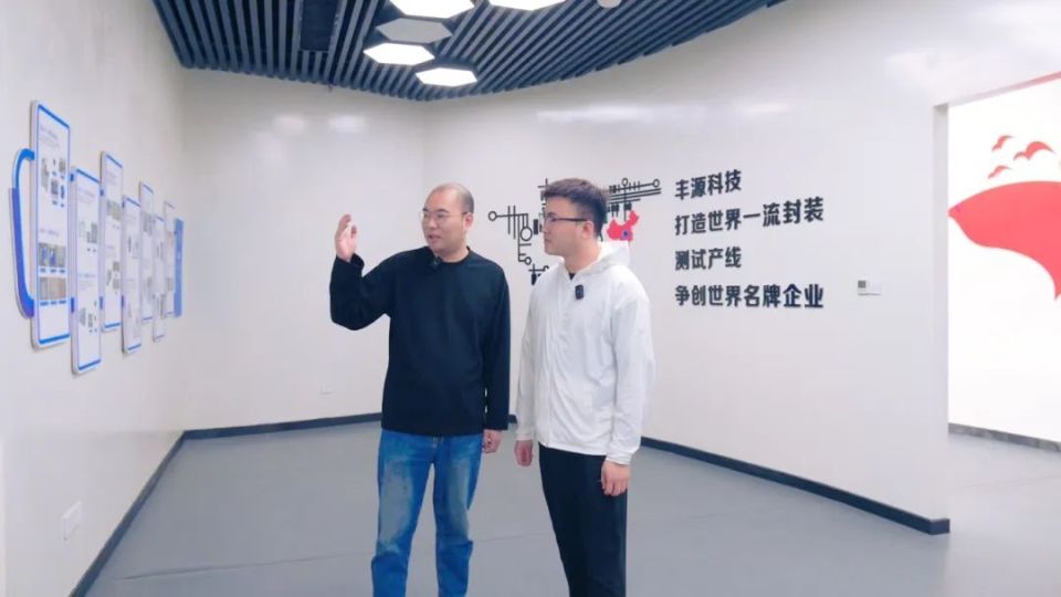 展厅的墙壁上,展示着公司的发展历程和重要成果,图文并茂地讲述着公司