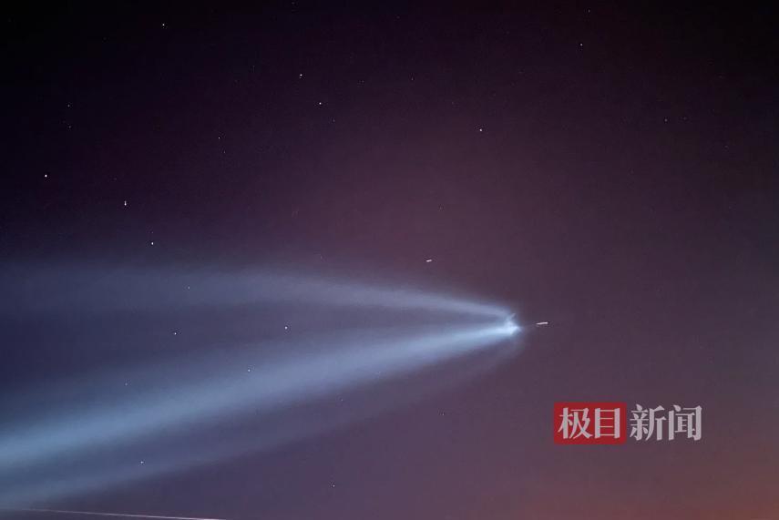 新疆夜空现不明发光飞行物？系境外火箭发射形成