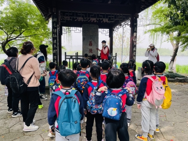 老师们就带着孩子们去杭州城里找苏东坡的足迹，开展了一场家乡文化的教育