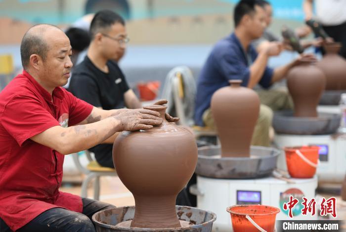 赛在重庆荣昌举行,吸引川渝两地陶艺类非遗代表性传承人,工艺美术大师