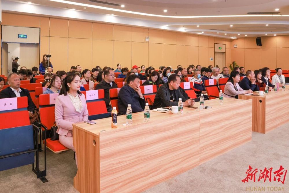“对话名家·麓风悦读”文学沙龙开启，徐剑首讲《报告文学的结构与叙事轴》_腾讯新闻