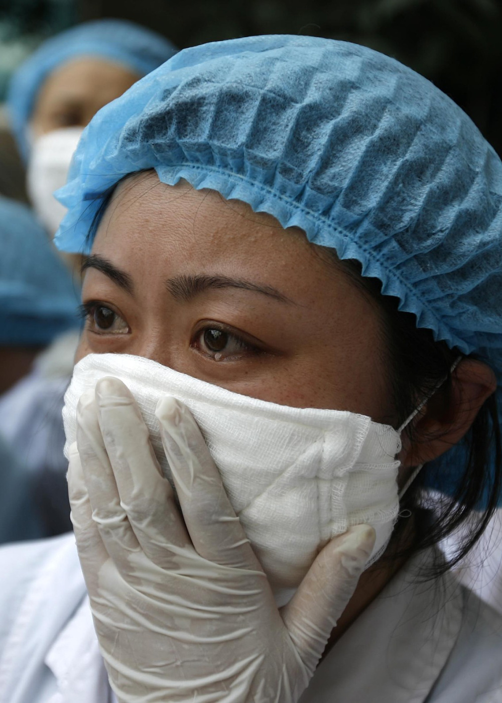 2008年5月15日,四川成都都江堰,地震过后,参加救援的医生掩面流泪.