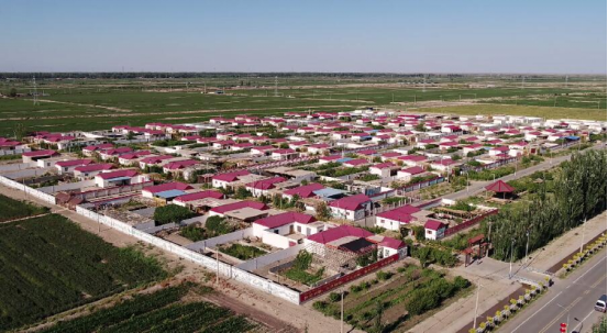 走进岳普湖县岳普湖乡喀拉玉吉买村,一栋栋粉刷一新的安居富民房整齐