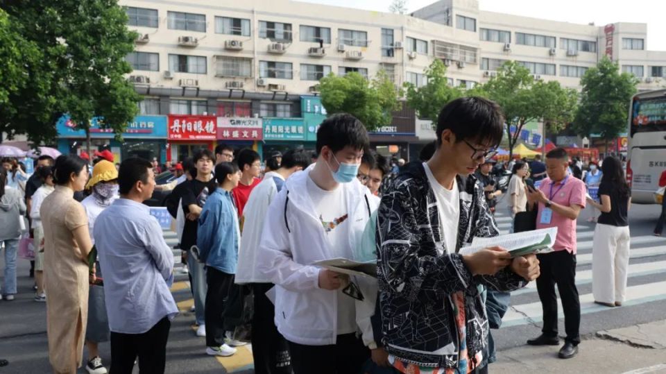 考场高考首日江都莘莘学子主角进场3个考点144个考场秩序井然江都中学