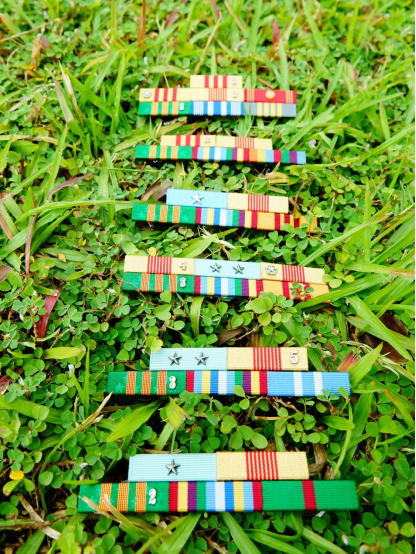 荣誉挂在胸前,使命扛在肩上勋表记录着军人的经历与荣誉时刻激励着