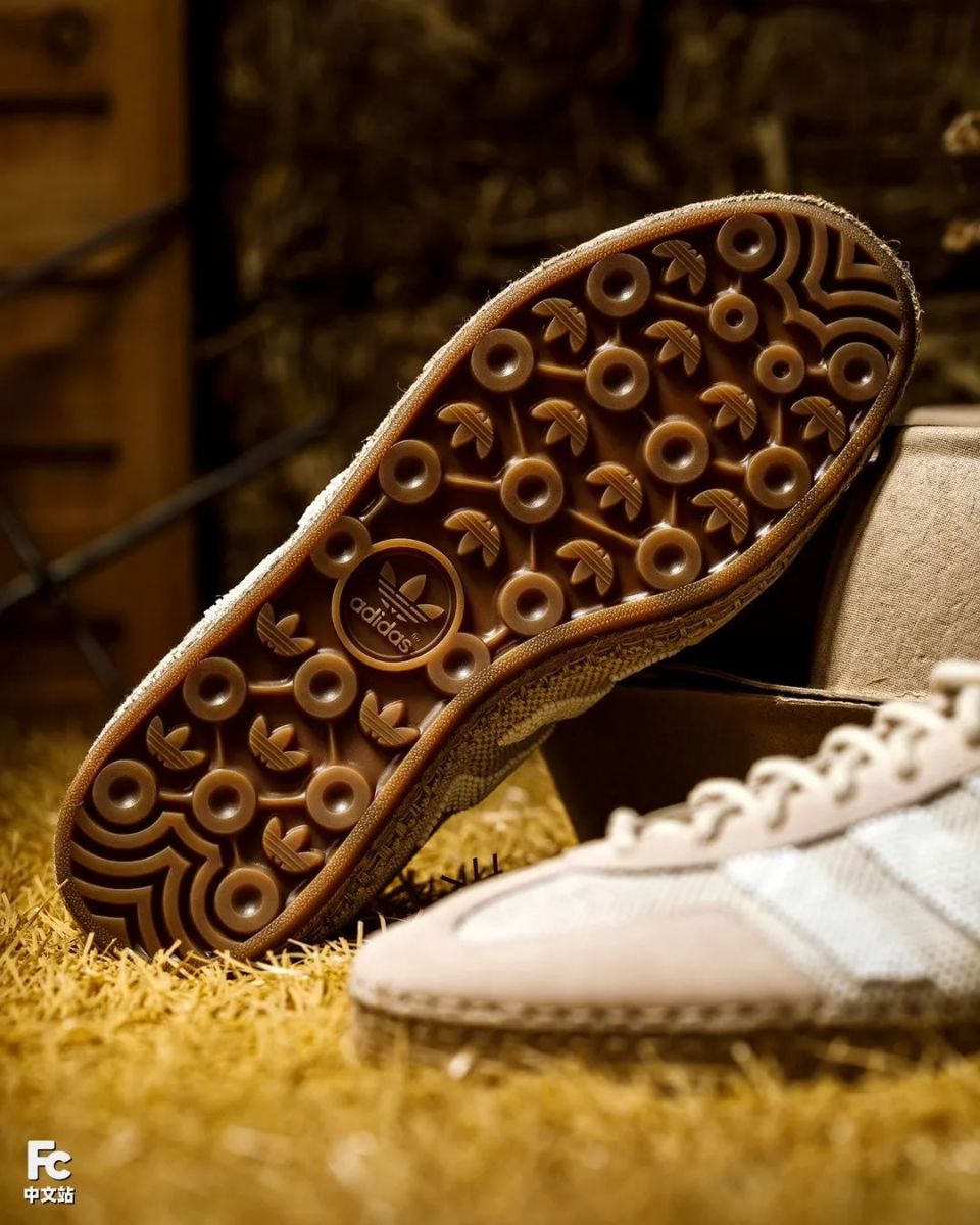 如果说此前的联名贝壳头是为高级感而生,那么这双的目标就是要足够接