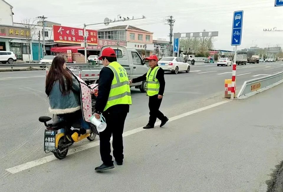 5月8日上午,邱集镇组织工作人员配合县公安局交警大队和镇农村公路