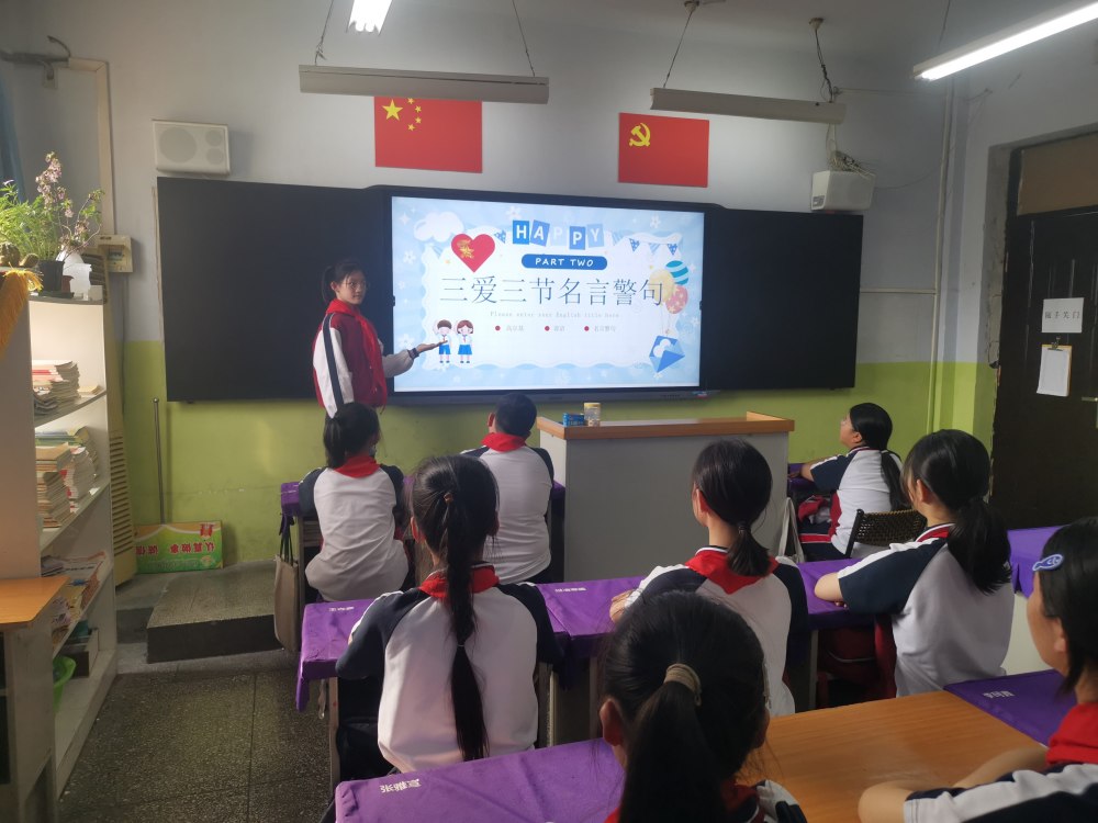 践行三爱三节争做文明学生上街区铝城小学举行主题升旗仪式