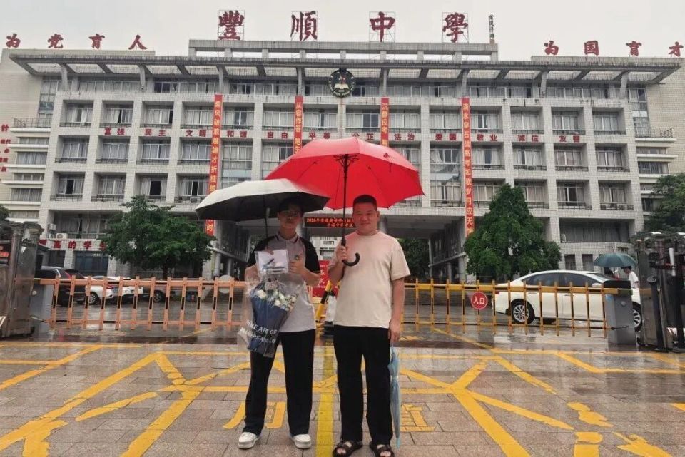 2026年高考圆满落幕：少年落笔生花 奔赴星辰大海_腾讯新闻