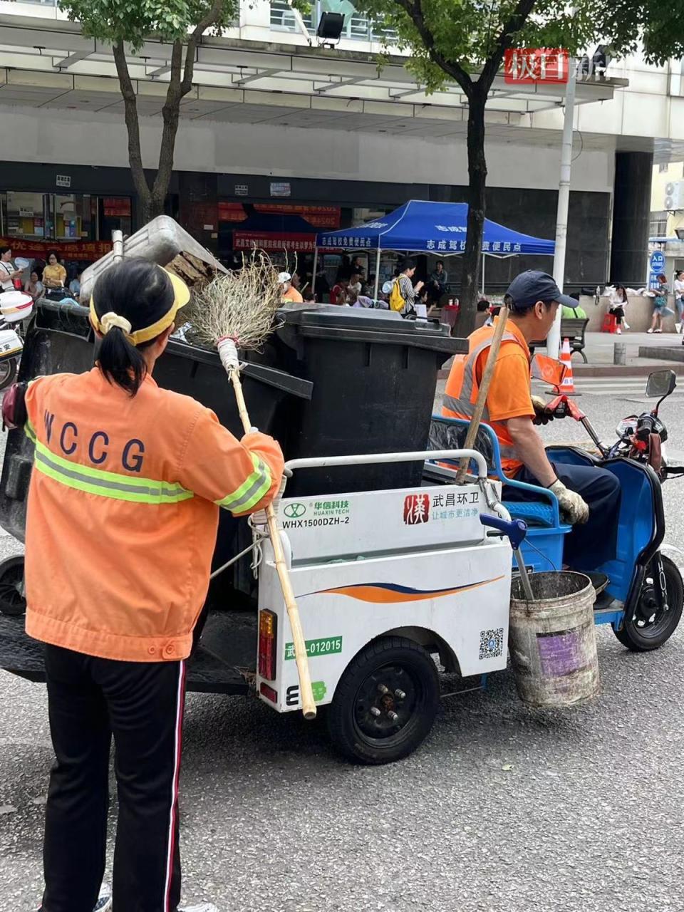 "环卫工人潘阿姨说,很多孩子提早到达考点,为了让他们有一个舒适干净
