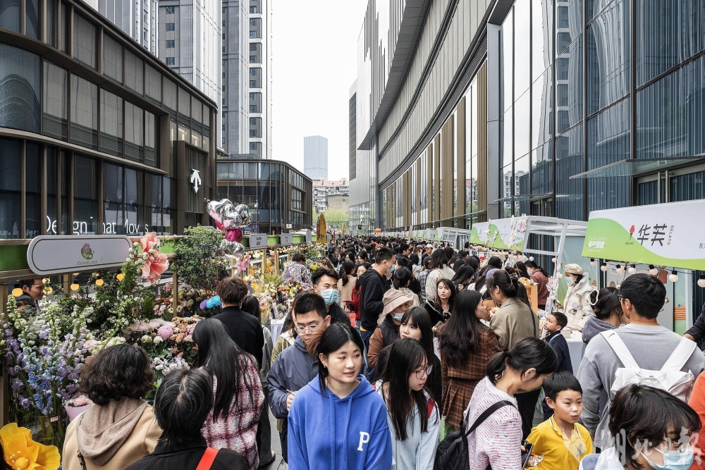 清明假期消费市场火热武汉商场人气爆棚
