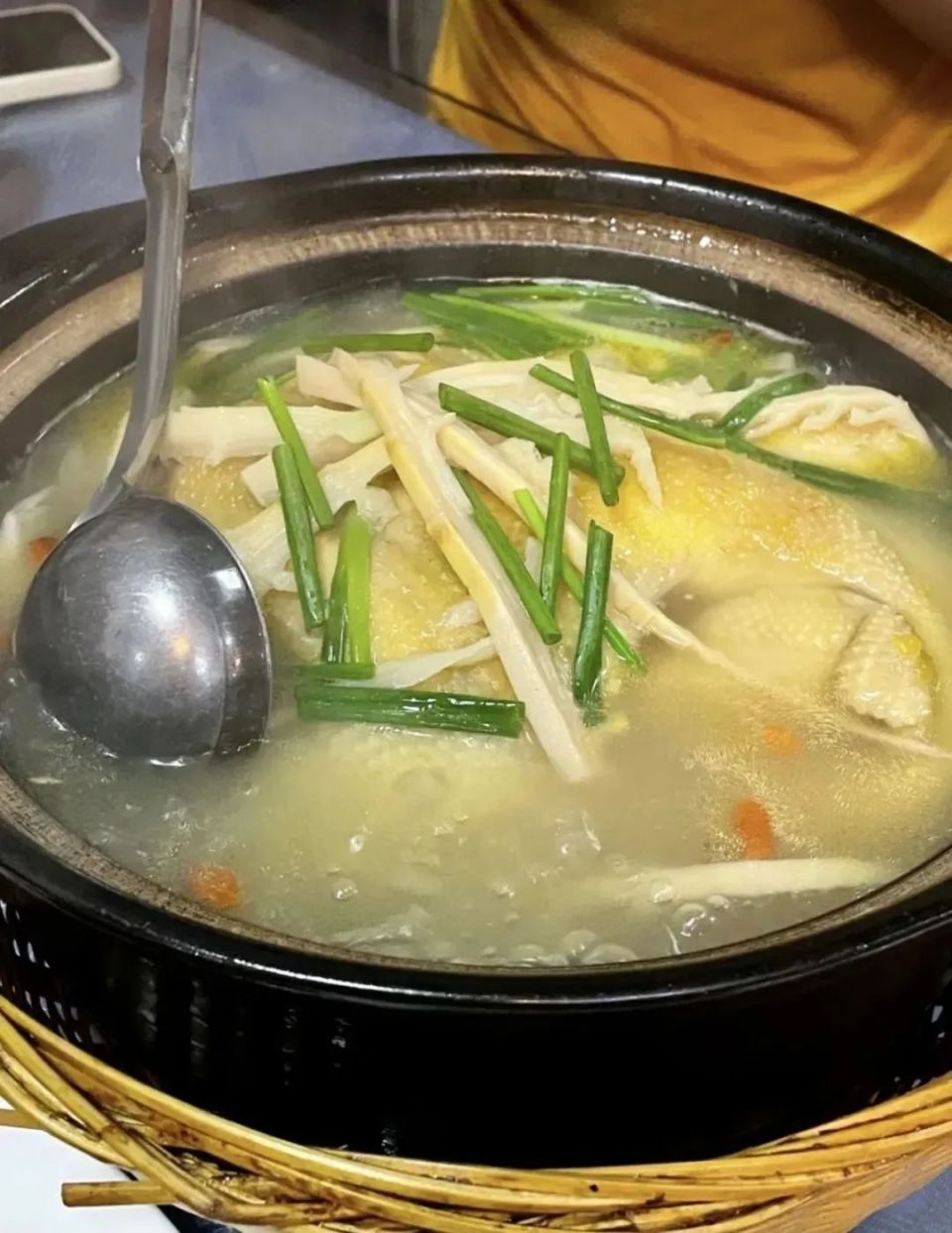 大众点评@添添牛奶它家的鸡汤无敌招牌,听闻从早上五六点炖到中午才能