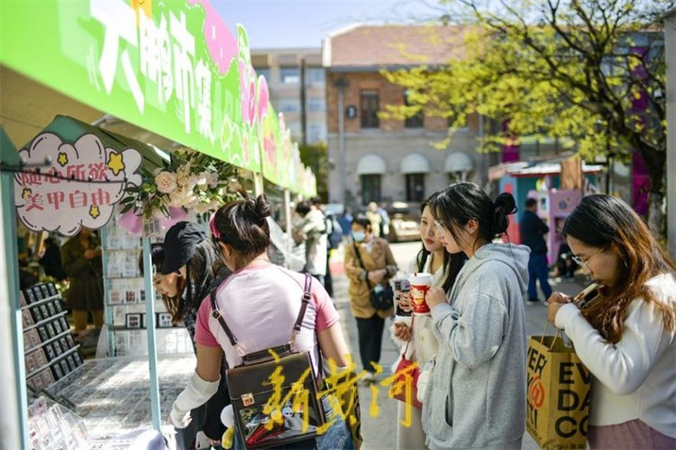 春暖花开催热露天市集 文创唱主角满是"文艺范儿"_腾讯新闻