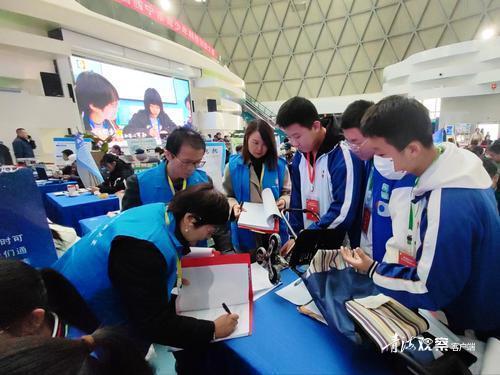 在青海省科学技术馆举行,全市1000余名师生参加中学生科技创新成果,小