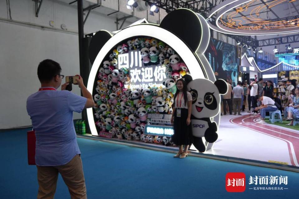 来到四川馆,被装饰成熊猫形象墙的门口已经被拍照打卡的观众,展商包围