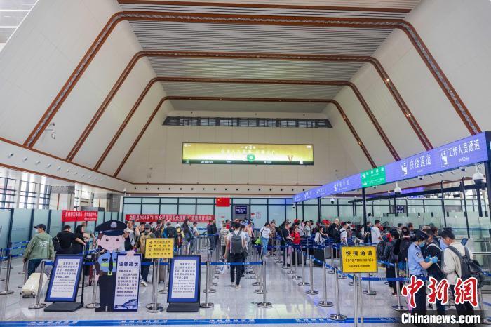 该省唯一一个承担3个边境口岸(磨憨口岸,磨憨铁路口岸和勐满口岸)出入