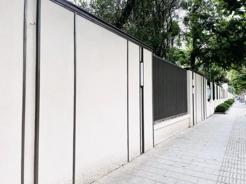 "实施这类围墙改造的目的就是服务周边百姓,所以从初期设计到落地实施