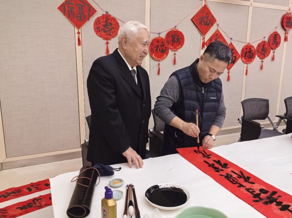 1940年出生的退休老教授张宝泉求了三幅字,一幅"寿"给自己,两幅"福"则