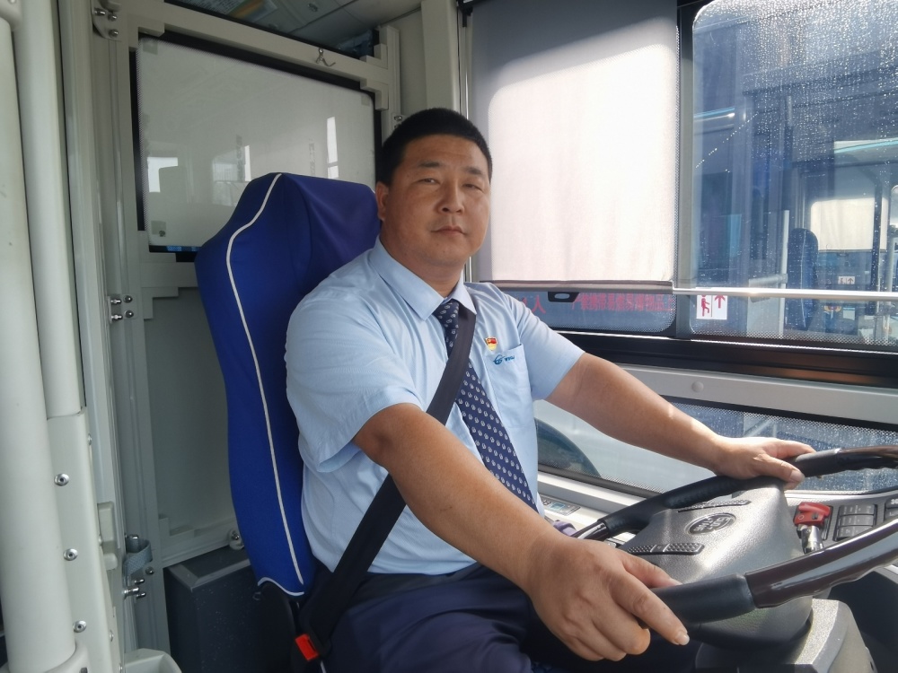 路遇货车起火武汉公交司机拿起灭火器冲向油箱明白货车司机辛苦想为