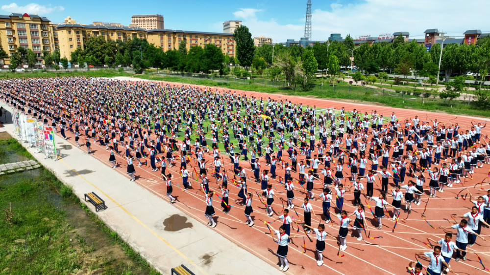 【欢庆"六一"】新和县第一小学:千人彩带舞欢庆"六一"儿童节