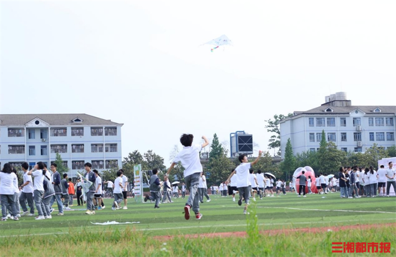 你愿意给"呱呱"一个拥抱吗?同升湖学校趣味迎"心"