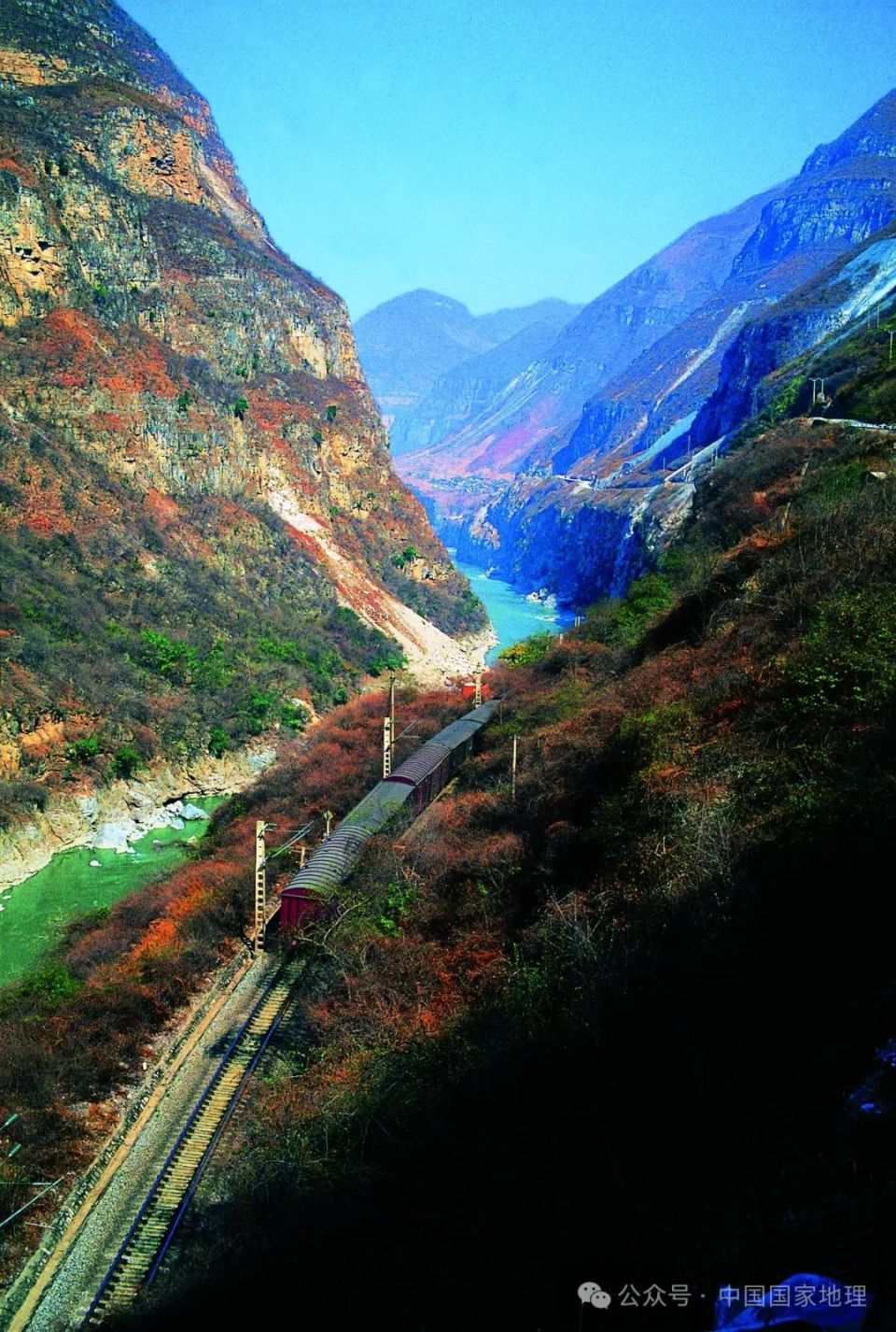 2004年7月摄影/林强宜万铁路我从万山腹中过图自《中国国家地理》2009