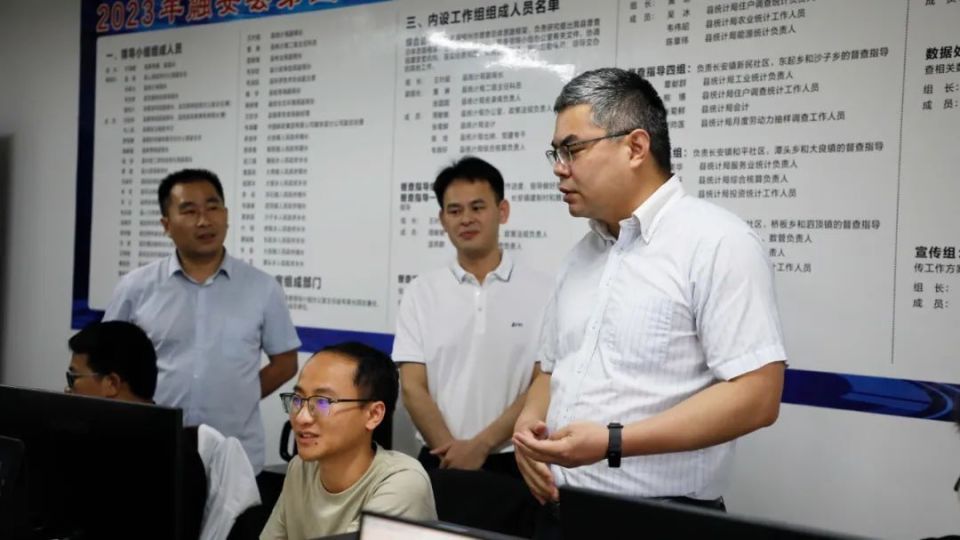 5月10日,融安县委书记,县长于福坚向工作人员了解五经普工作推进情况.