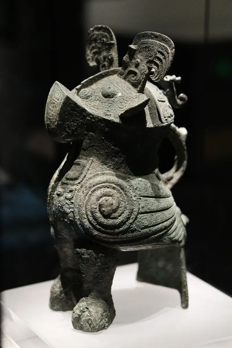 这两件妇好鸮尊从外观尺寸和重量几乎一样,包括形制,纹饰,铭文等方面