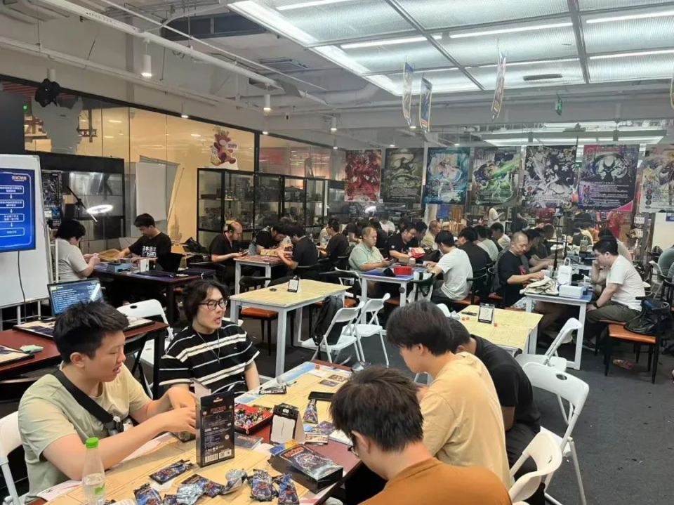 英雄联盟IP新卡发售首日，全国牌店为何如