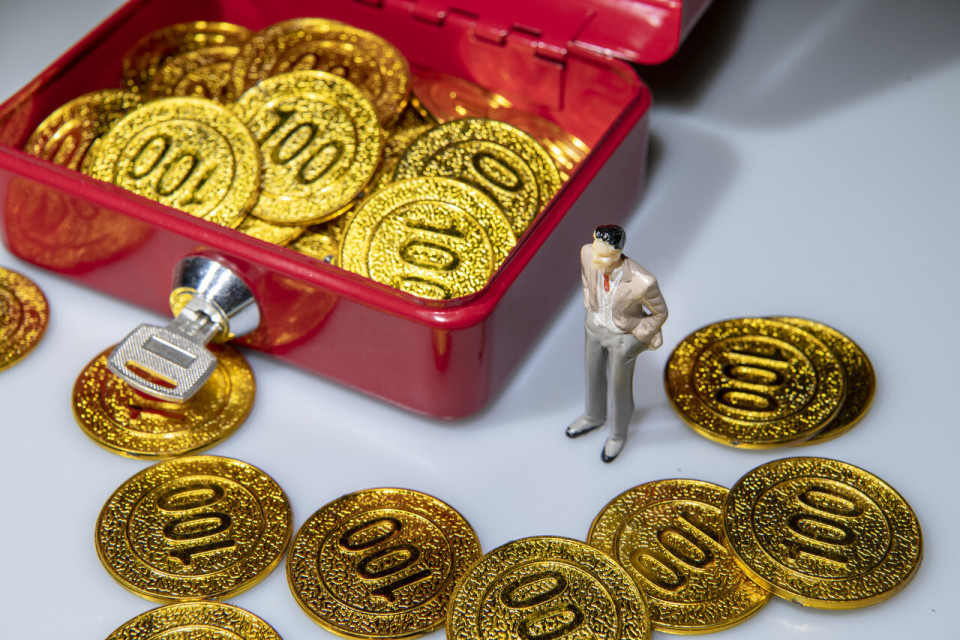 潮新聞客戶端：今晚澳門(mén)開(kāi)的是什么碼金價(jià)40天跌超4.6%，黃金好入手了嗎？