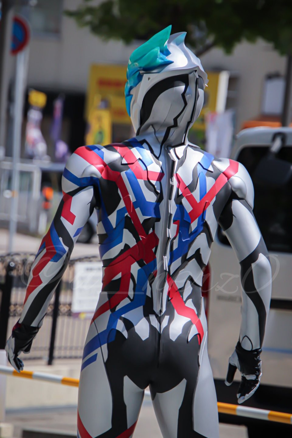 布莱泽奥特曼线下皮套造型引热议 社会气息十足 弦人:你不服气吗-腾讯